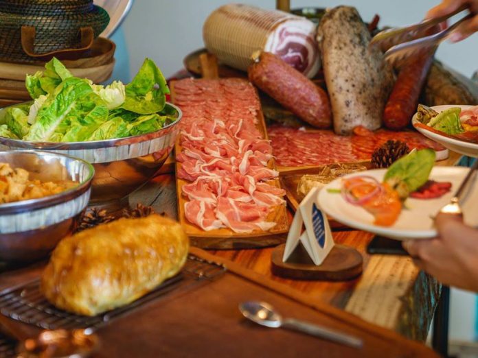 ร้านอาหาร อินเตอร์ ซอยสุขุมวิท 24 – BTS พร้อมพงษ์